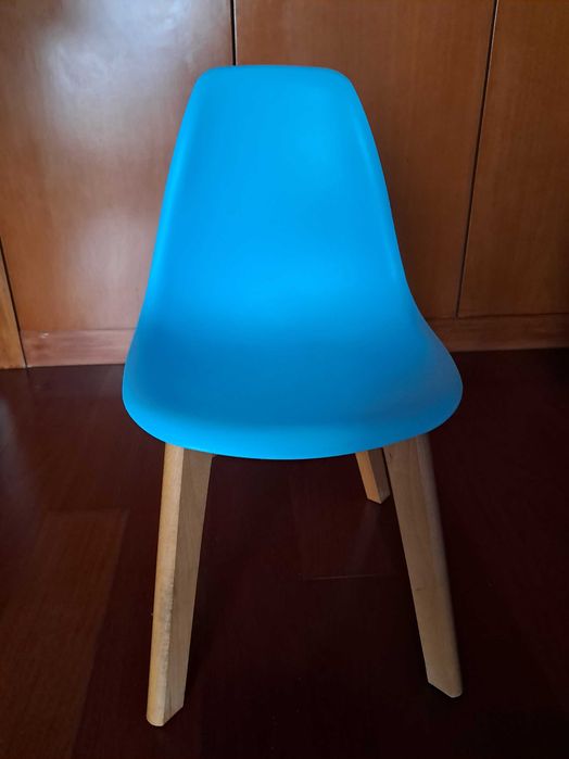 Conjunto de mesa e cadeiras de criança