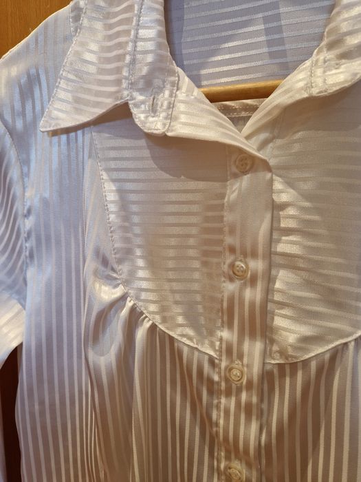 Camisa de cetim branca às riscas