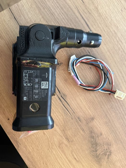 Фаркоп Tesla Model X