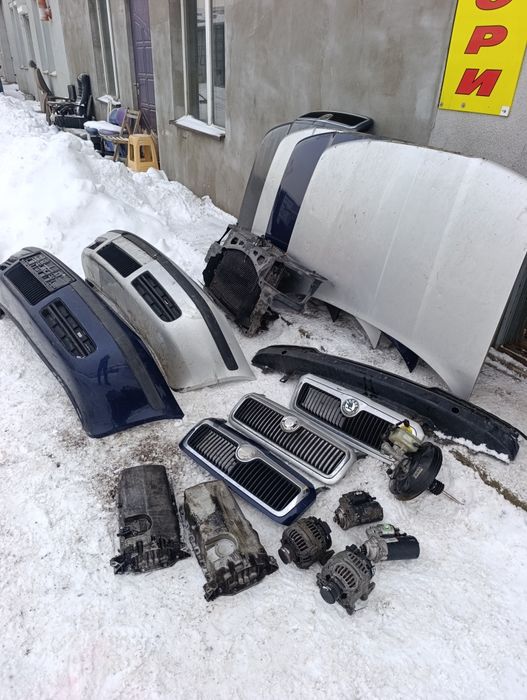 Бампер решітка Шкода Октавія тур оригінал капот