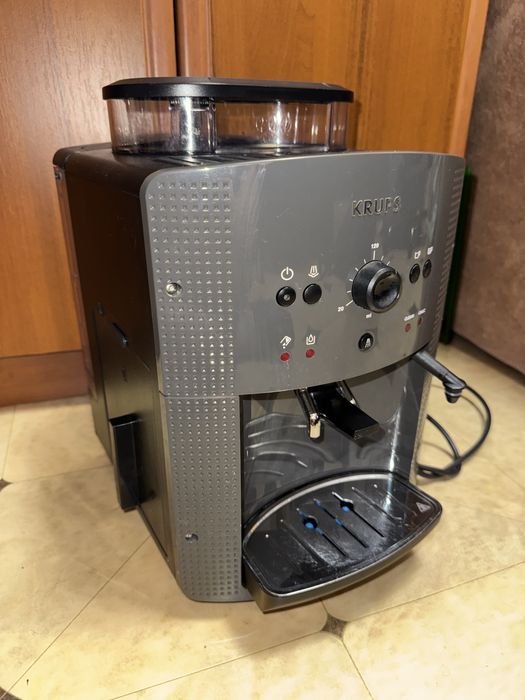 Кавомашина кавоварка автоматична зернова Krups EA810B