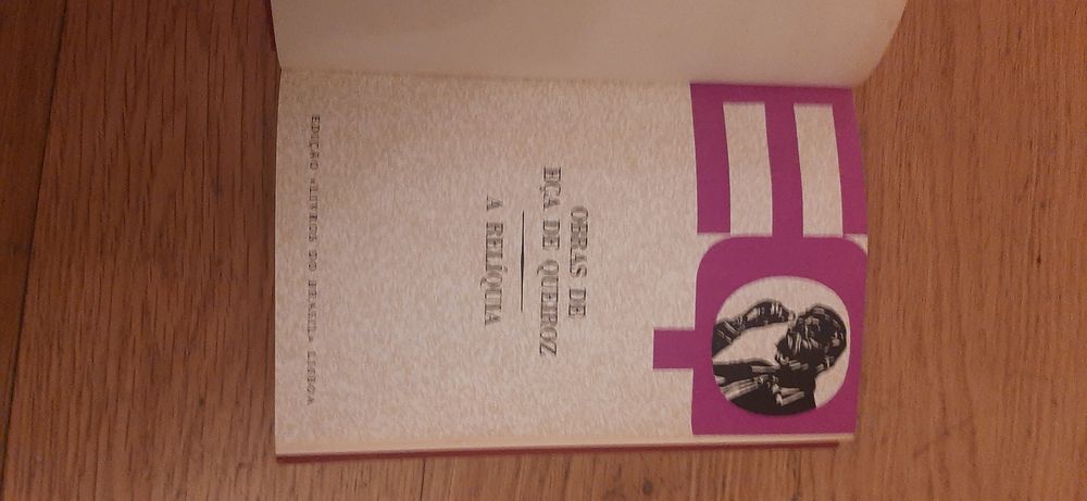 2 livros encadernados de Eça de Queiroz