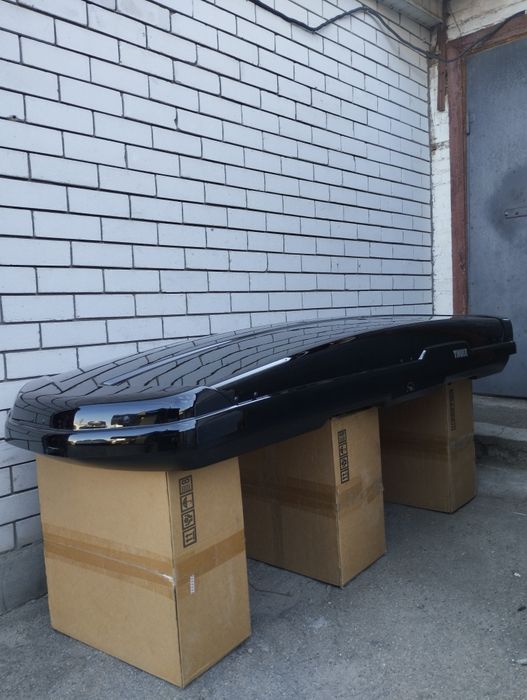 Thule Flow Black Glossy грузовой бокс на крышу авто.