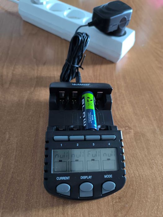 La Crosse Technology RS700 ładowarka do baterii z ekranem LCD