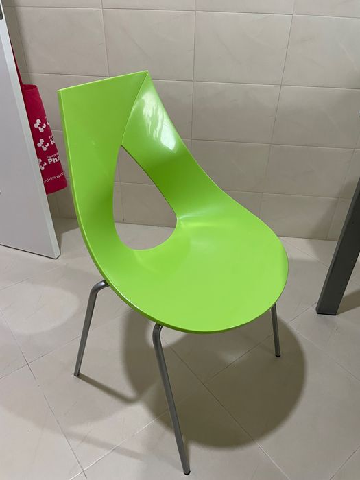 Mesa de cozinha extensível  em vidro branco e estrutura em aço