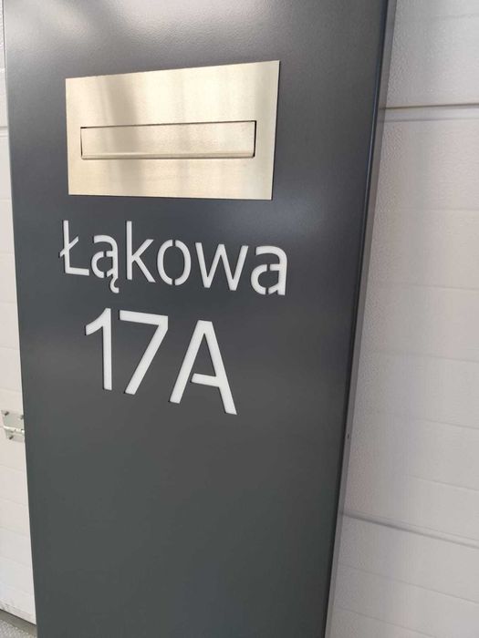 Brama wjazdowa słupek multimedialny na listy MAT-MET PRODUCENT