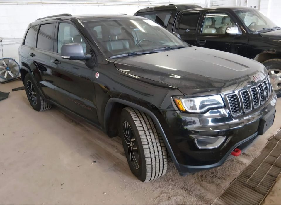 Jeep Grand Cherokee 5,7 Trailhawk, bezwypadkowa historia, auto w transporcie do kraju