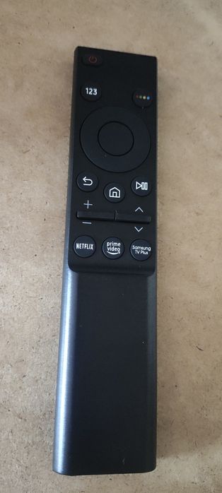 Kompaktowy, wygodny pilot do telewizorów Samsung.