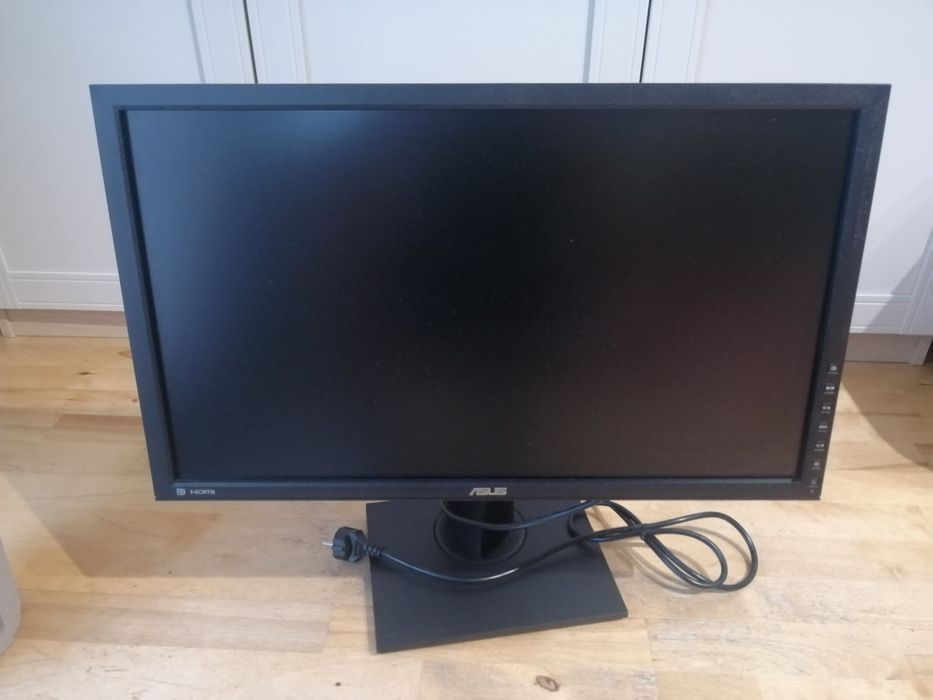 Monitor Asus na nóżce