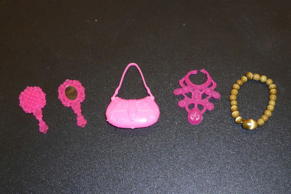 Akcesoria dla Barbie. Torebka i naszyjnik dla lalki Barbie.