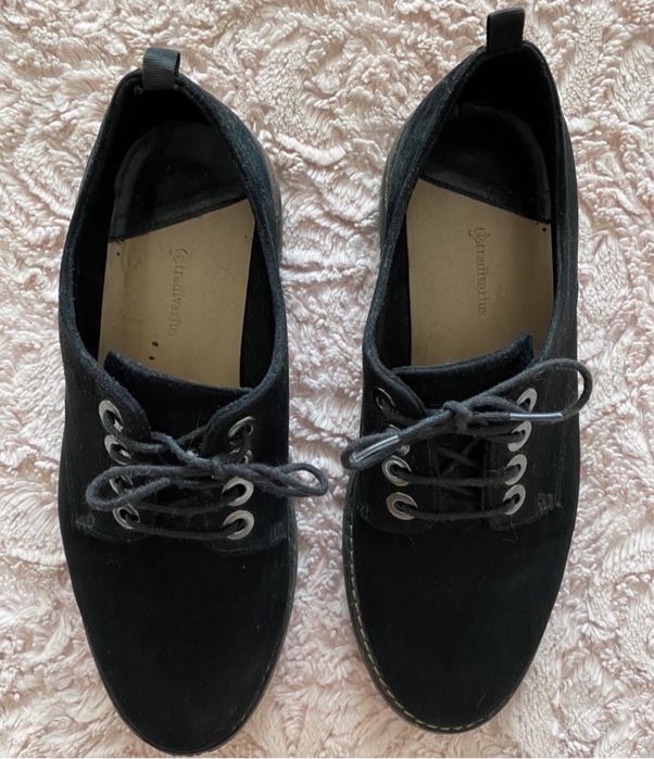 Sapatos pretos Stradivarius tamanho 38