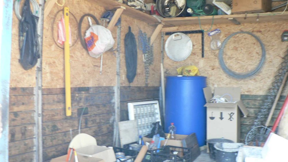 Продам ділянку в Рожнах с будівлями та комунікаціями.