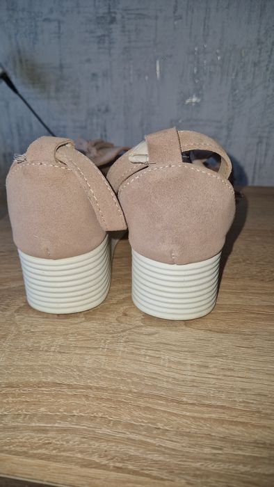 Продам босоніжки на платформі