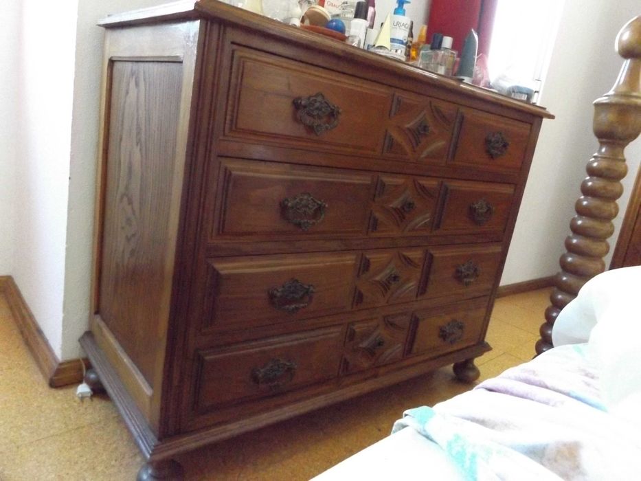 Cama de casal rustico, armário, comoda e sofás