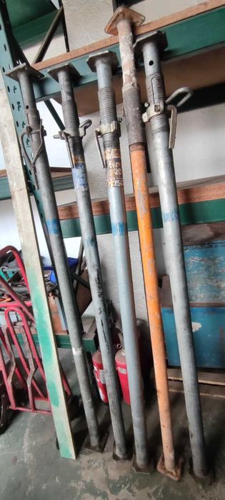 Prumos de Escoramento