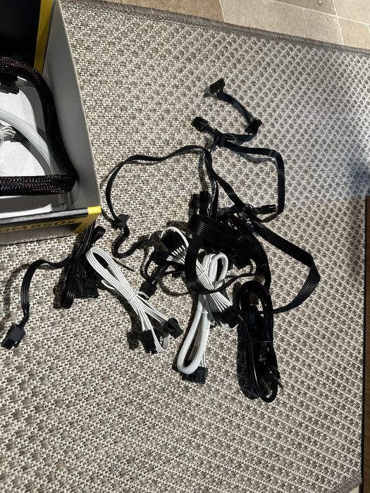 Corsair CS600M z różnymi przewodami