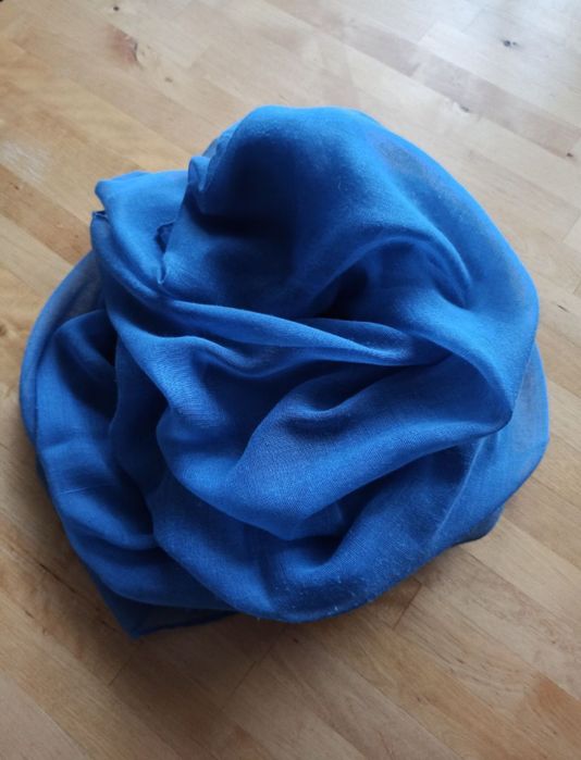 Niebieski cienki szal