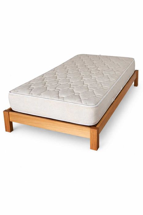 Cama em madeira + colchão – tamanho intermédio (maior que solteiro)