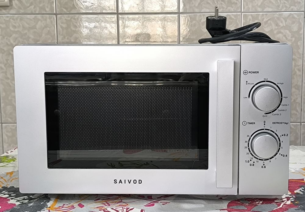 Microondas Savoid  com Grill, a funcionar