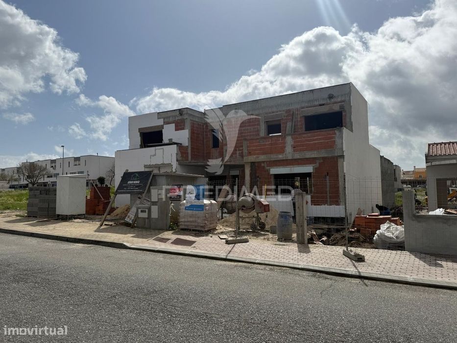 Moradia Nova T5 com Piscina em Vila Nova de Santo André