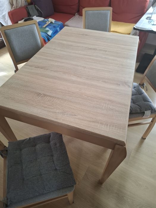 Duży pokojowy stół