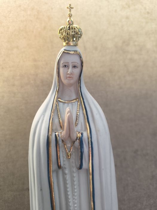 Imagem de Nossa Senhora de Fátima em porcelana 
​A base representa a apa