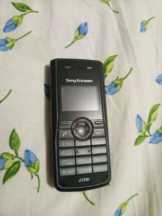 Телефон Sony Ericsson j120i.