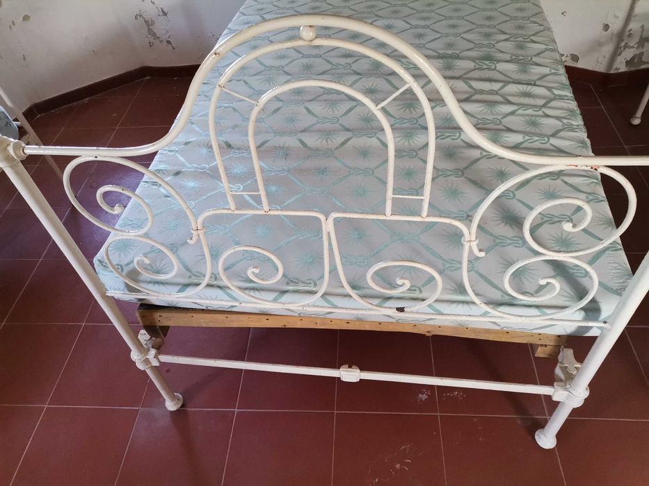 Cama em ferro antiga. Encontra-se perto Lourinhã.