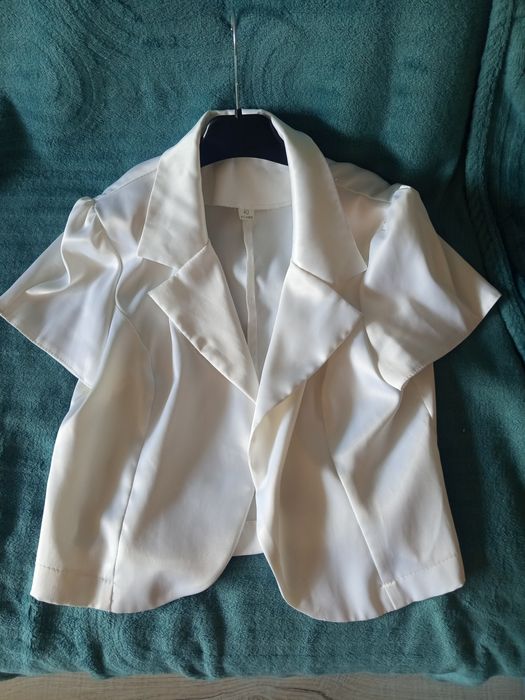 Bluzka biała elegancka koszulka damska ze śliskiego materiału