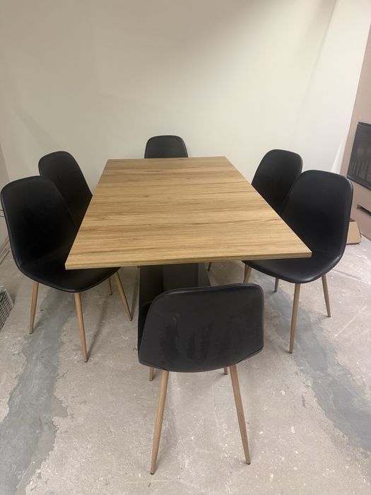 Zestaw stoł rozkladany z krzesłami