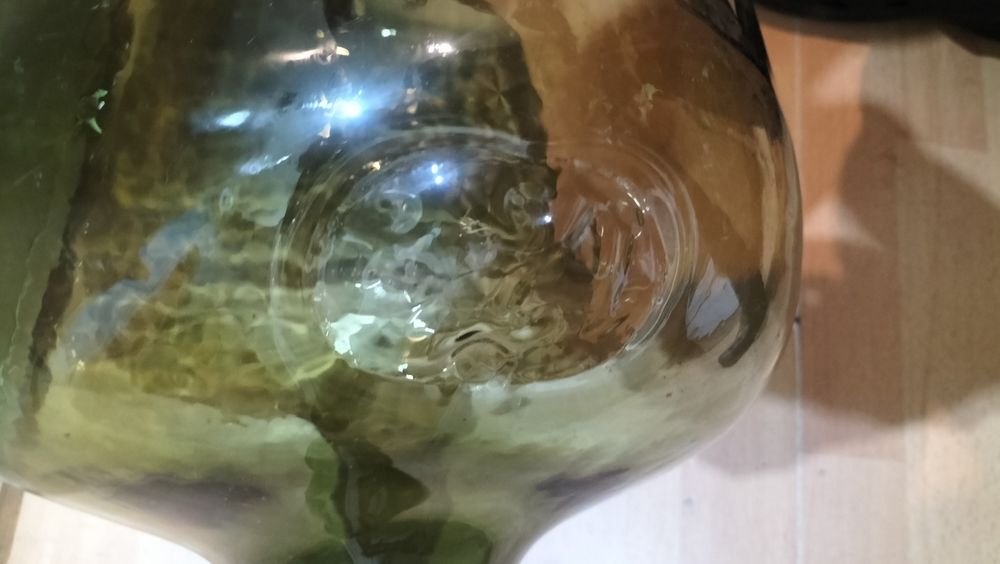 Balon na wino sygnowany