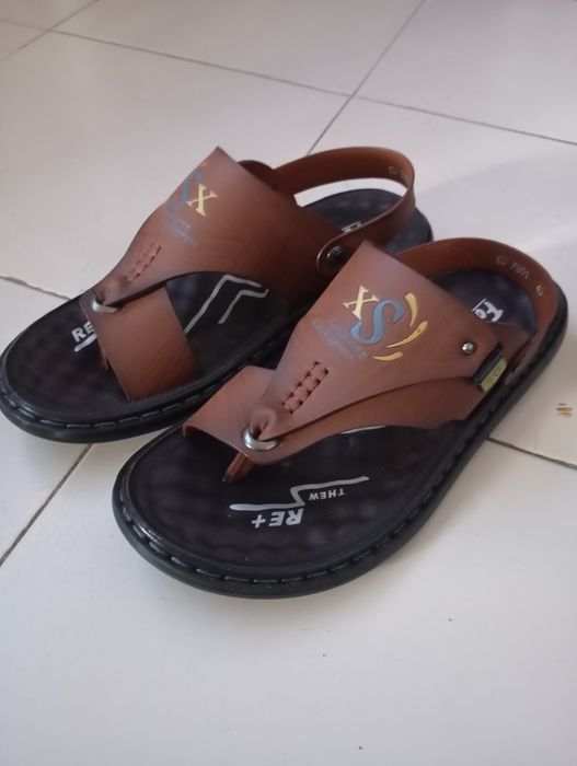 Sandálias de verão novas