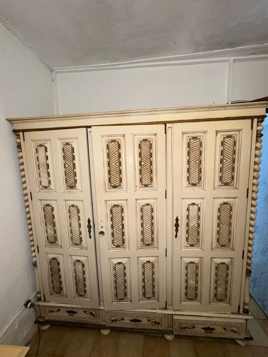 Roupeiro lacado antigo