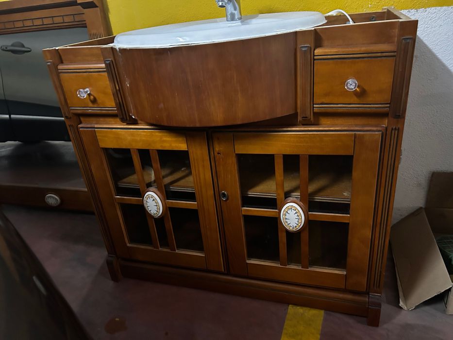Lavatório e espelho vintage em madeira wc