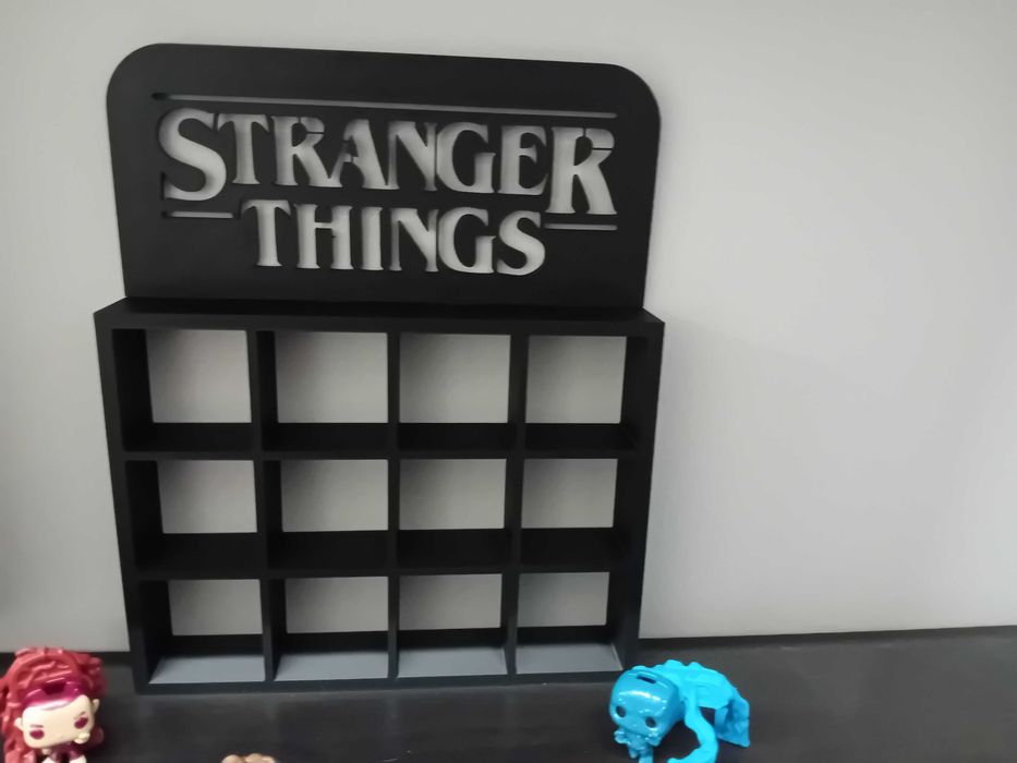 Estante Stranger things figuras kinder joy