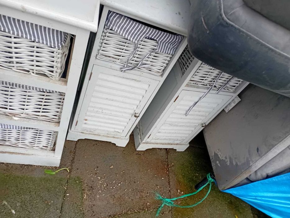 2 mesas de cabeceira e uma penteadeira