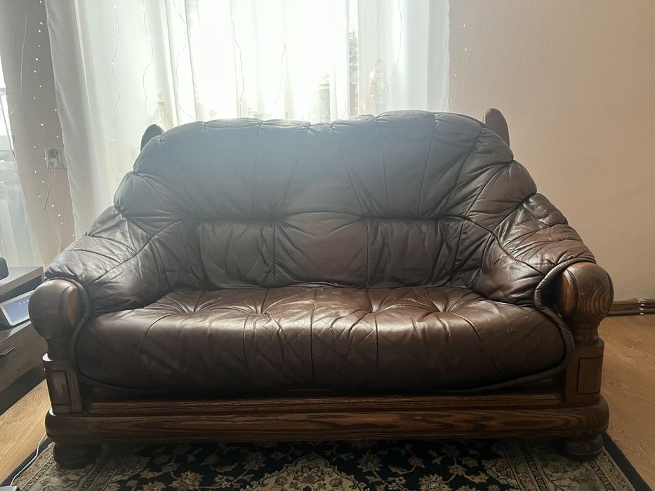 Skórzana sofa dwuosobowa na drewnianym stelażu