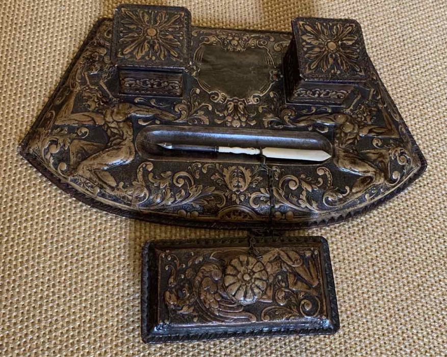 Base de secretária com tinteiro em couro