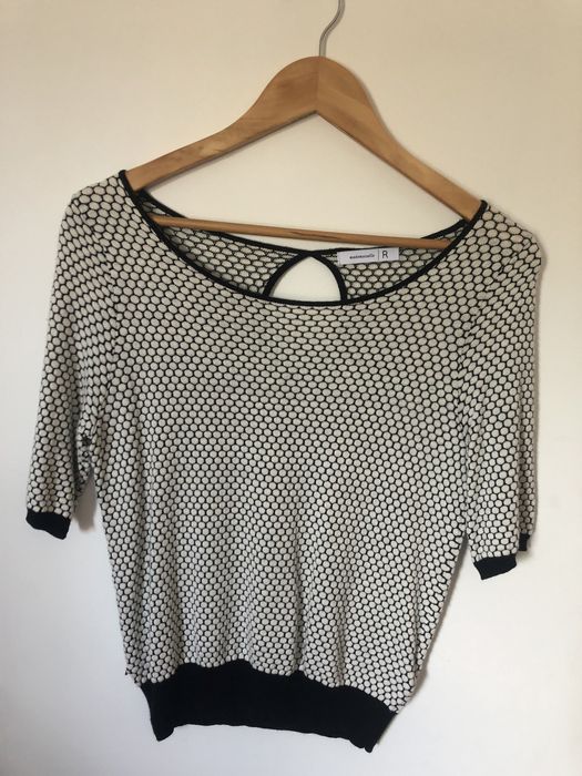 Cotton blouse with neckline.