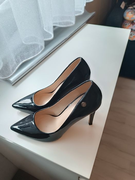 Szpilki buty czarne Guess 38