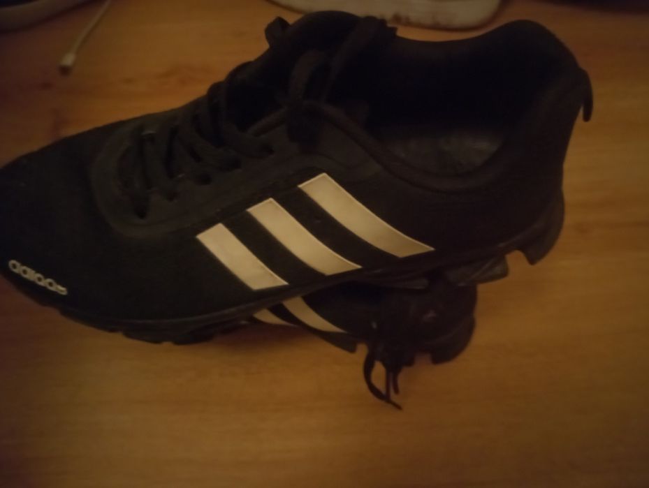 Tênis adidas de cor preta