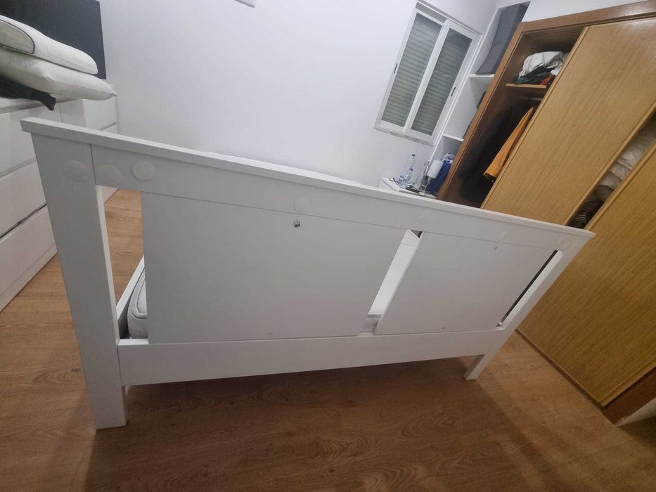 Cama de casal com colchão e estrado incluído