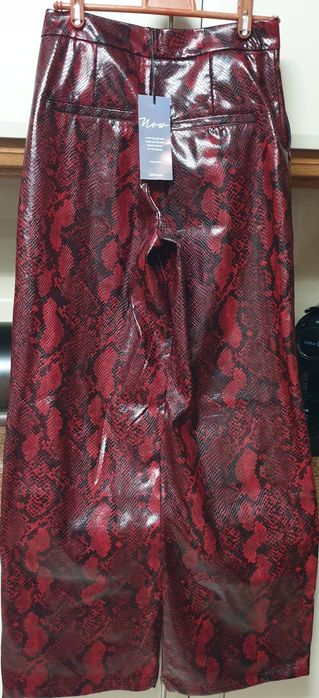 Calças em pele vermelha e preto