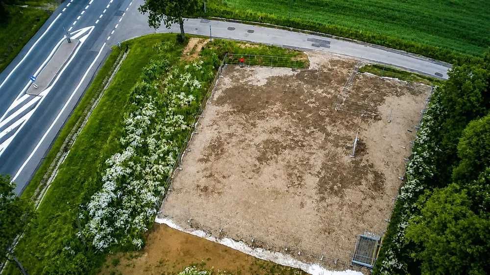 Plac 900 m² przy DK94 + kontener handlowy + fotowoltaika + monitoring