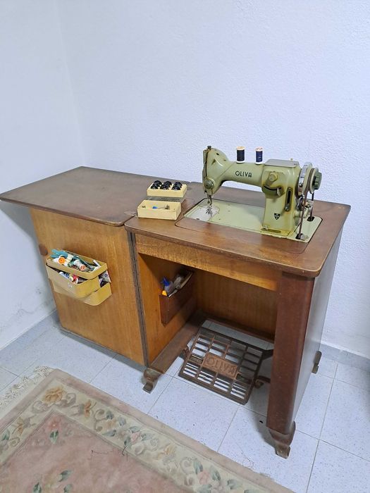 Máquina de Costura com móvel