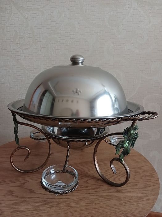 Блюдо для разогрева шашлыка. Садж с соусницами.