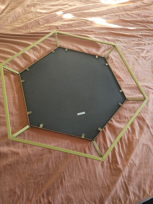 Espelho de parede Hexagonal com estrutura dourada
