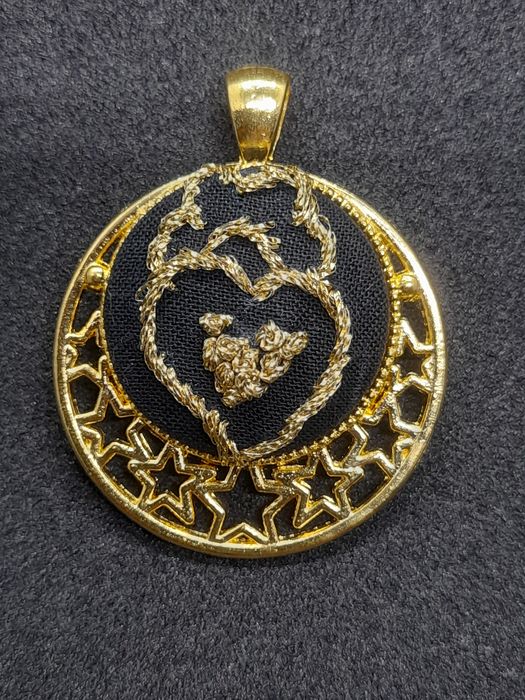 Pingente bordado à mão