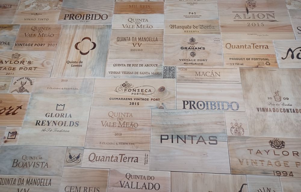 Painel madeira de caixas vinho