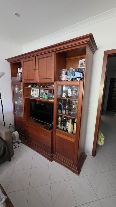 Móvel de Sala em Madeira Maciça com Cristaleiras / Espaço TV